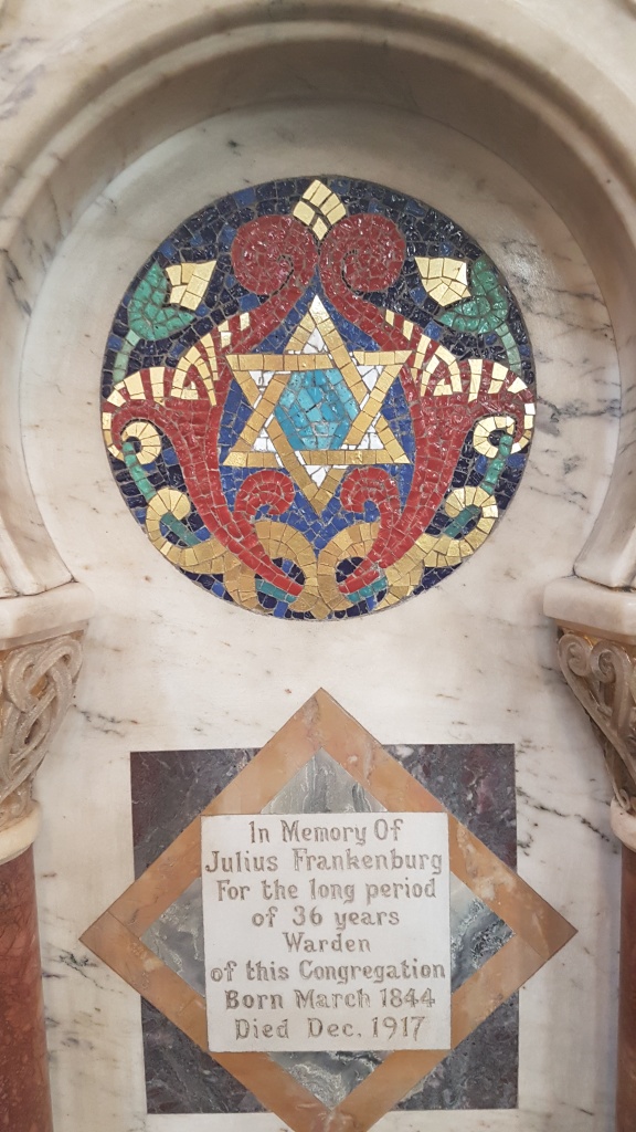 Garnethill_Synagogue,_Glasgow_06_-_Inscription_in_Prayer_Hall.jpg