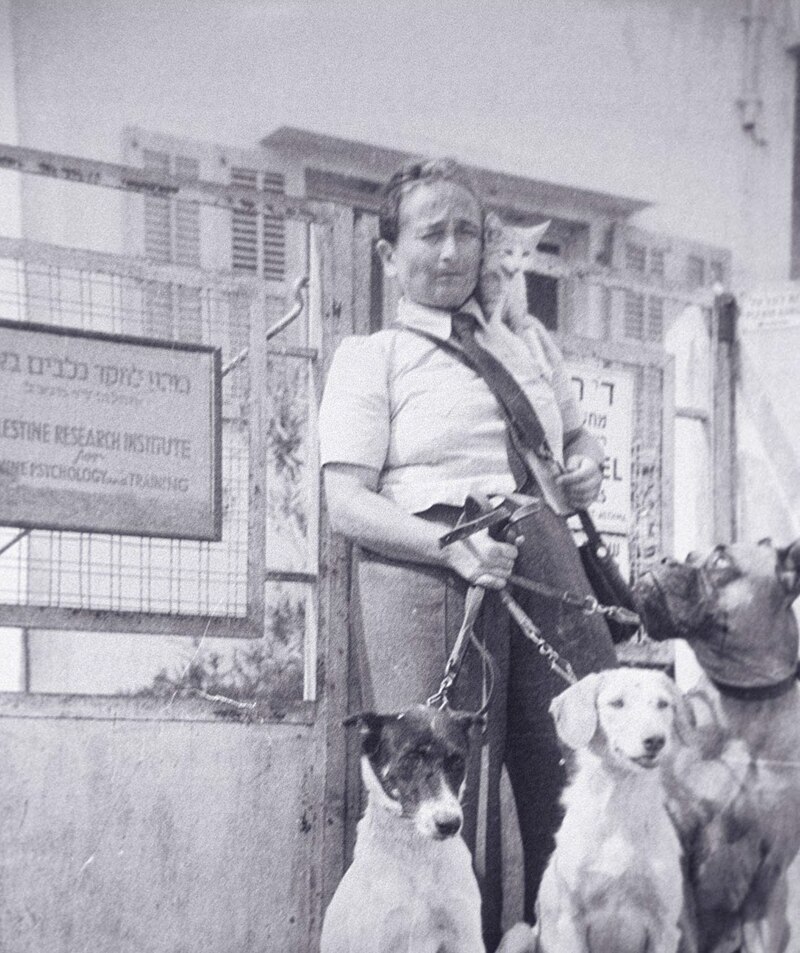 RM_F32702_Rudolfine_Menzel_with_three_dogs_in_front_of_the_Palestine_Research_Institute_for_Canine_Psychology_and_Training.jpg