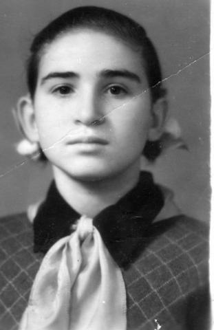 Майя, воспитанница детского дома №7, Минск, 1951 г. Коллекция Исторической мастерской.jpg Майя, воспитанница детского дома №7, Минск, 1951 г. Коллекция Исторической мастерской.jpg