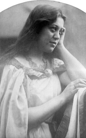 Hannah_de_Rothschild_later_Countess_of_Rosebery_by_Julia_Margaret_Cameron-300x480.jpg Hannah_de_Rothschild_later_Countess_of_Rosebery_by_Julia_Margaret_Cameron-300x480.jpg