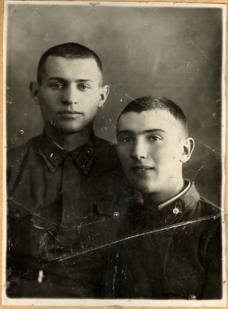 А.Левин ( справа) со своим товарищем-Маргулисом. 21.04. 41г. г. Владимир..jpg