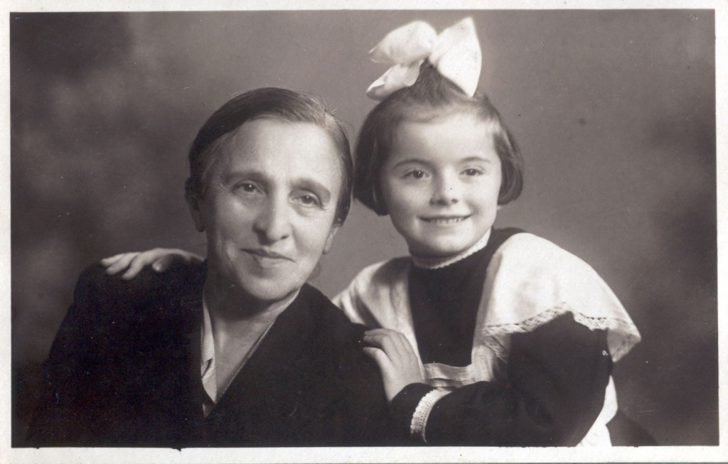 К. Березовская с внучкой Наталией . Конец 1950-х гг. Львов.jpg К. Березовская с внучкой Наталией . Конец 1950-х гг. Львов.jpg