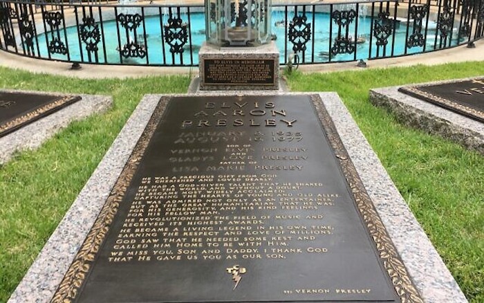 Elvis_burial_site-640x400.jpeg