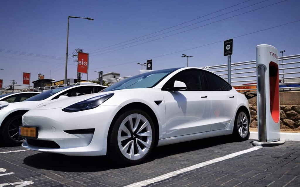 Tesla-Offers-Free-Supercharging-In-Israel-1600x1000.jpg