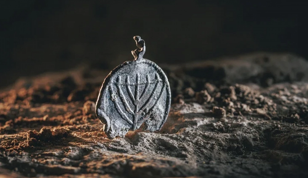 Археологи нашли в Иерусалиме свинцовый кулон с менорой возрастом 1300 лет