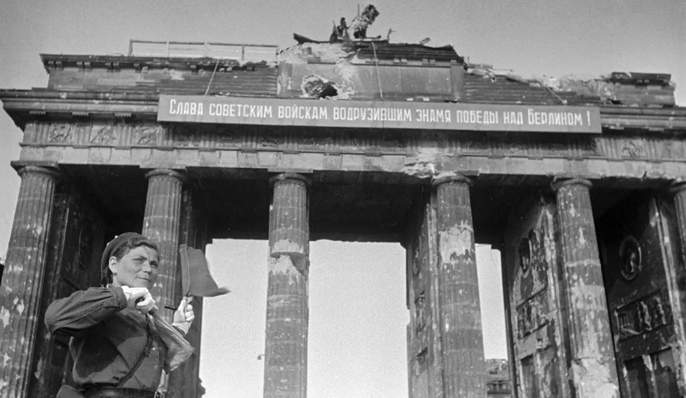 Уникальный архив фотографа ВОВ Евгения Халдея впервые представили в Еврейском музее в Москве