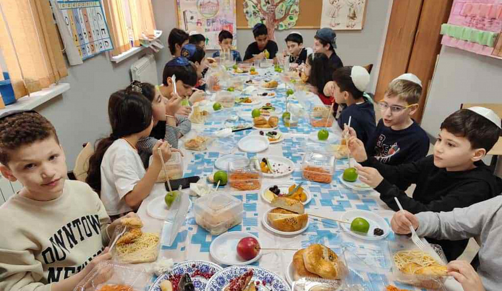 Воспитанники детского клуба «Симха» при ОГЕ готовятся к Рош а-Шана