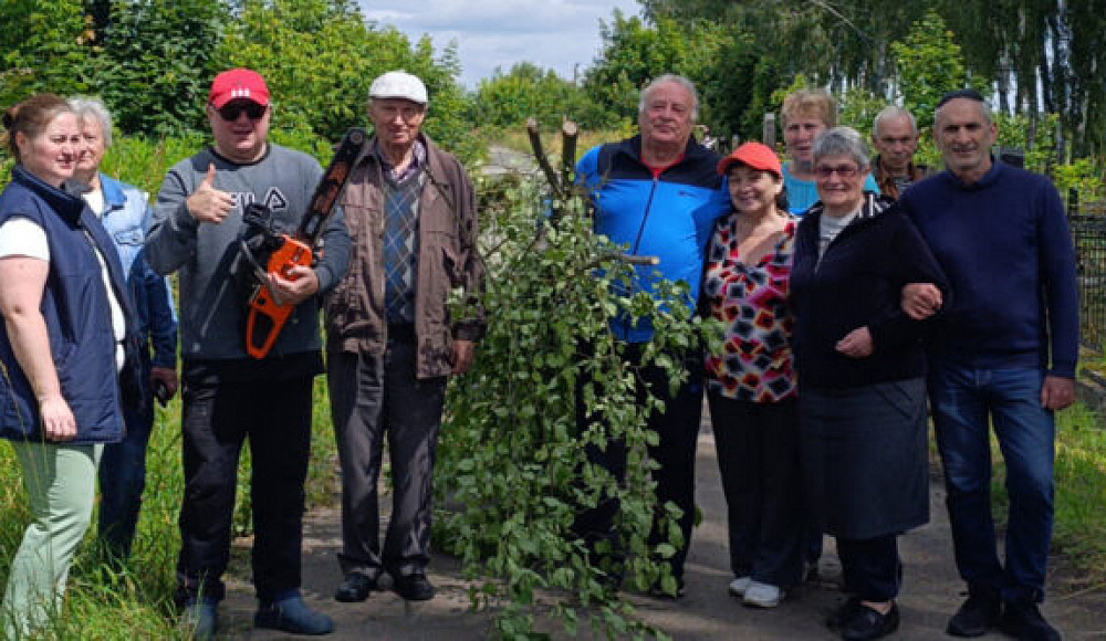 Евреи Новозыбкова провели уборку на городском еврейском кладбище