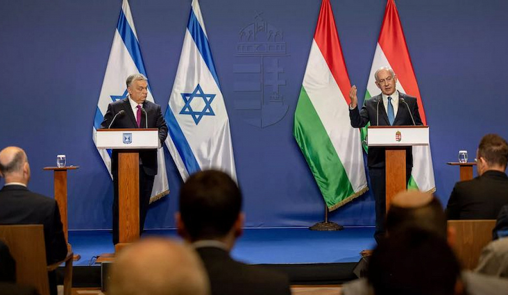 Нетаньяху на пресс-конференции в Будапеште перепутал трибуны и выступал под флагом Венгрии