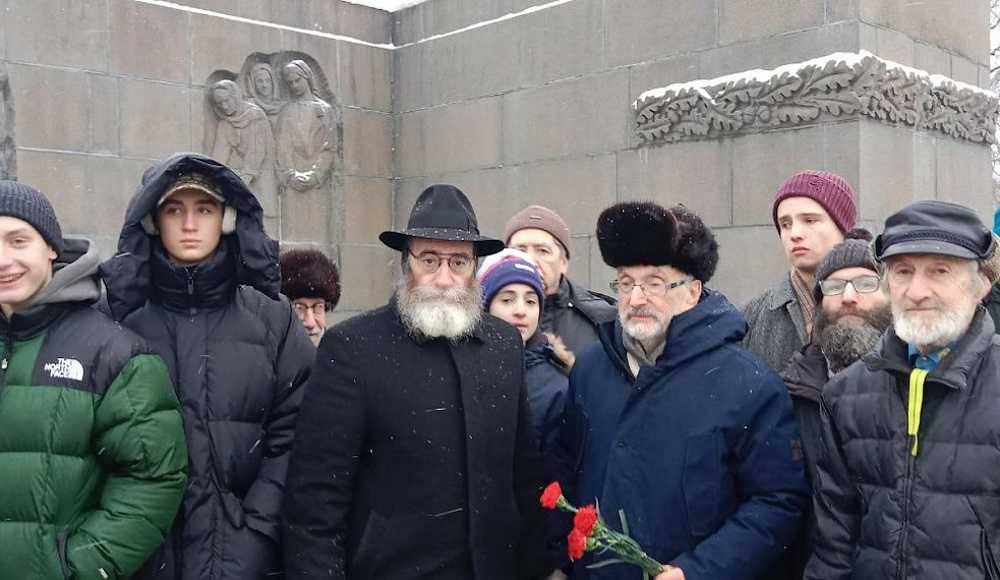 Петербургские евреи возложили венки на Пискаревском кладбище
