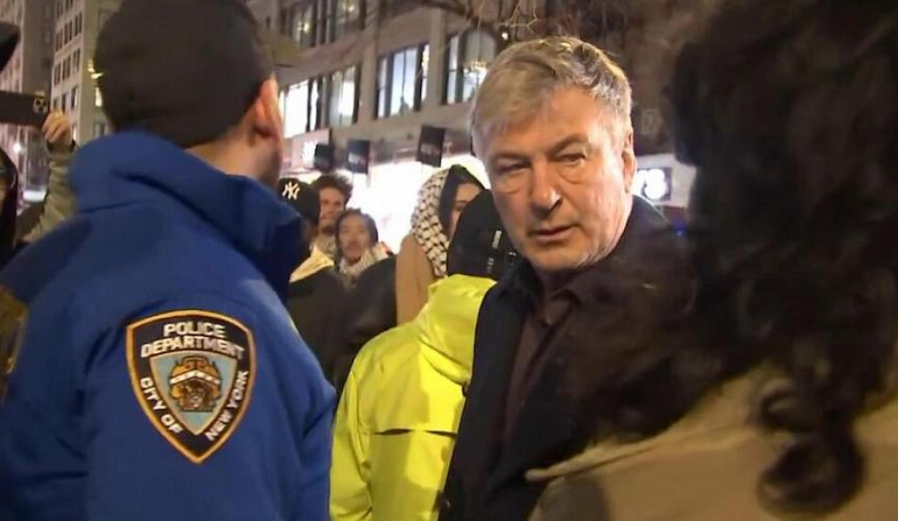 Пропалестинские демонстранты набросились на актера Алека Болдуина за отказ осудить Израиль