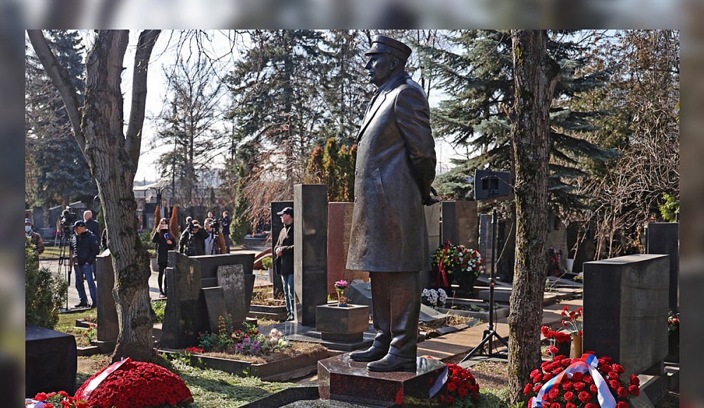 На Новодевичьем кладбище открыли памятник Жириновскому