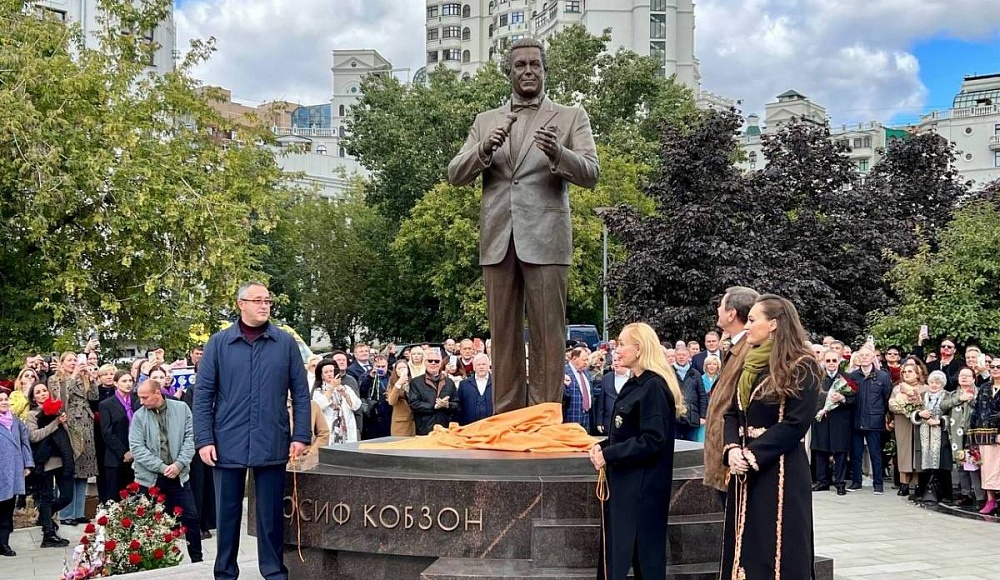 В центре Москвы открыли памятник Иосифу Кобзону