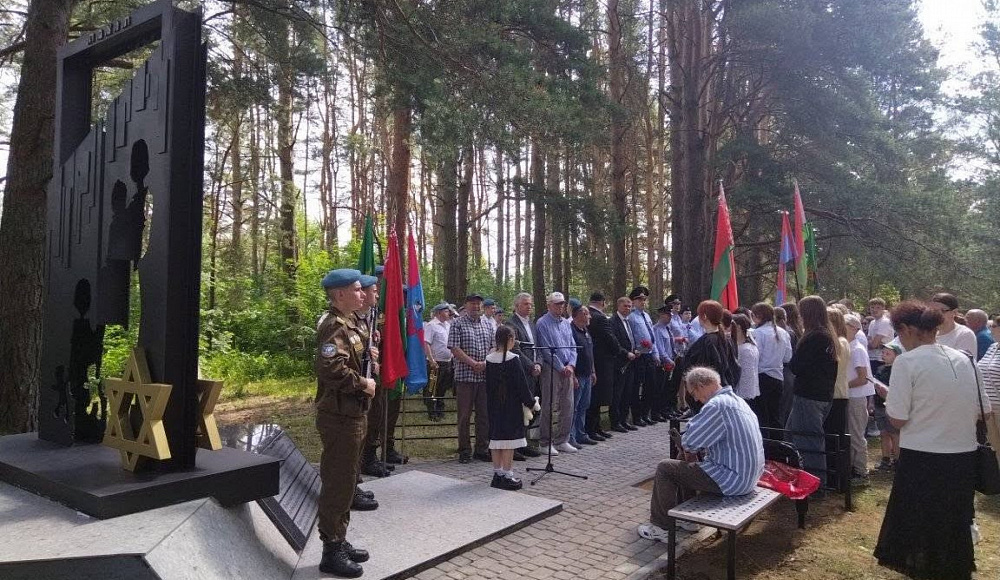 В Сураже почтили память жертв ВОВ: на древнем еврейском кладбище открыт обновленный мемориал