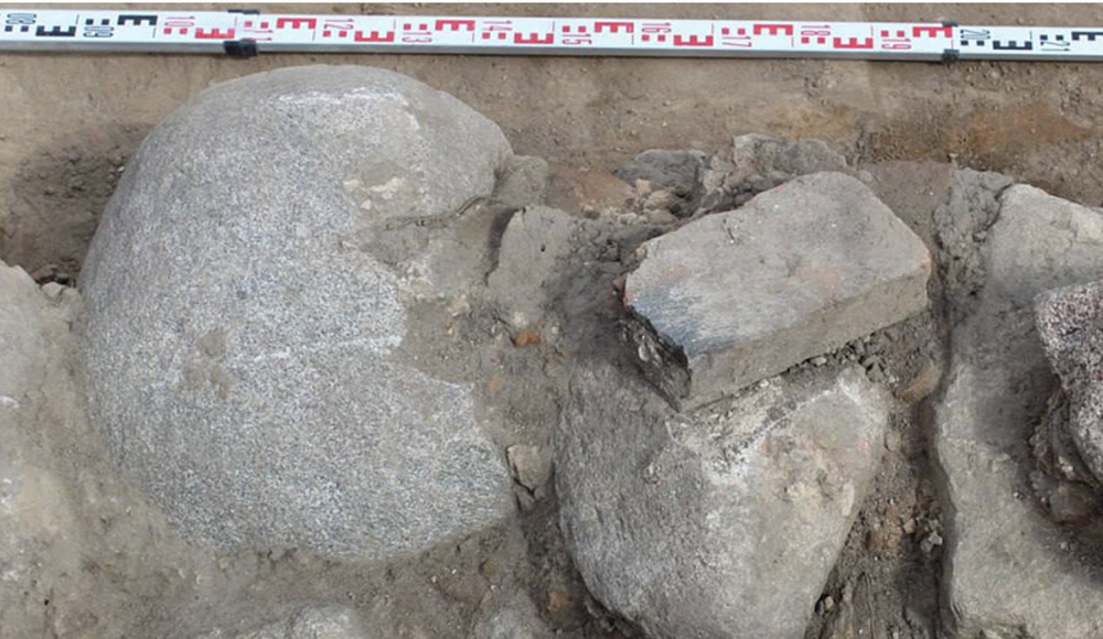 В Волковысском районе Беларуси археологи нашли фундамент синагоги и артефакты XVII–XVIII веков